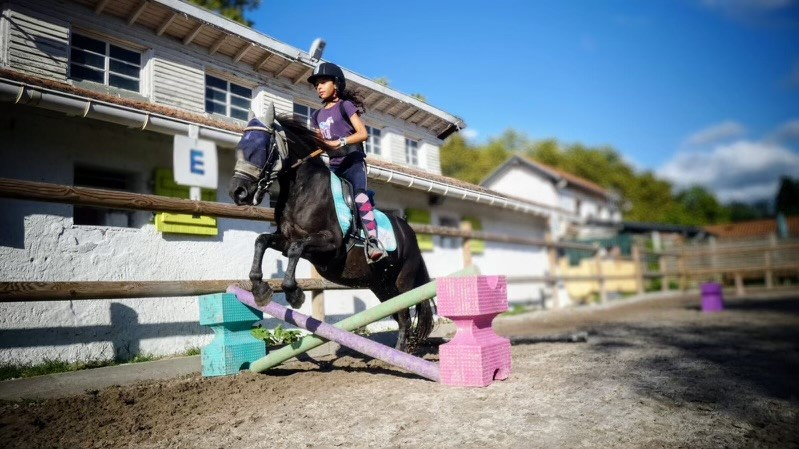 Enfants avec des poneys au Poney Club de la Ferme Saint Joseph